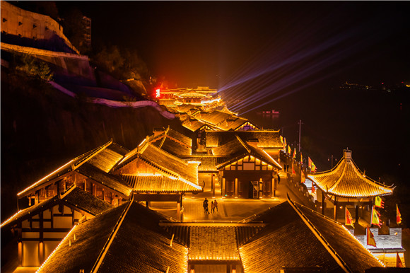 三國(guó)印巷夜景。重慶江來(lái)集團(tuán)供圖 華龍網(wǎng)發(fā)