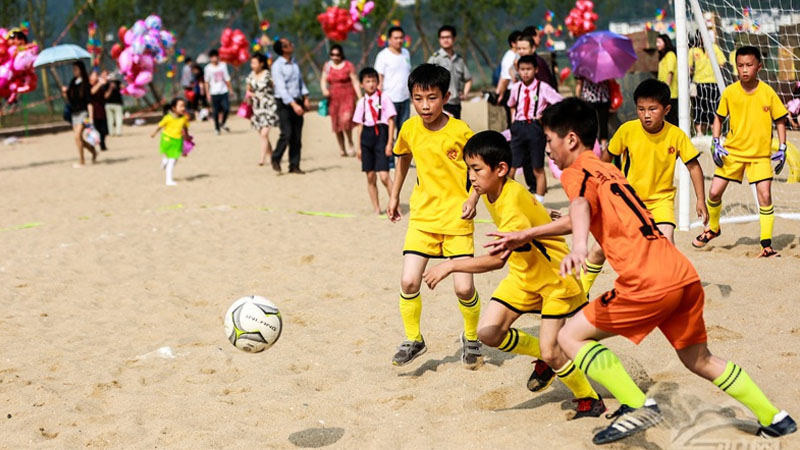 民德小學(xué)、盤石小學(xué)孩子們赤腳進(jìn)行沙灘足球比賽