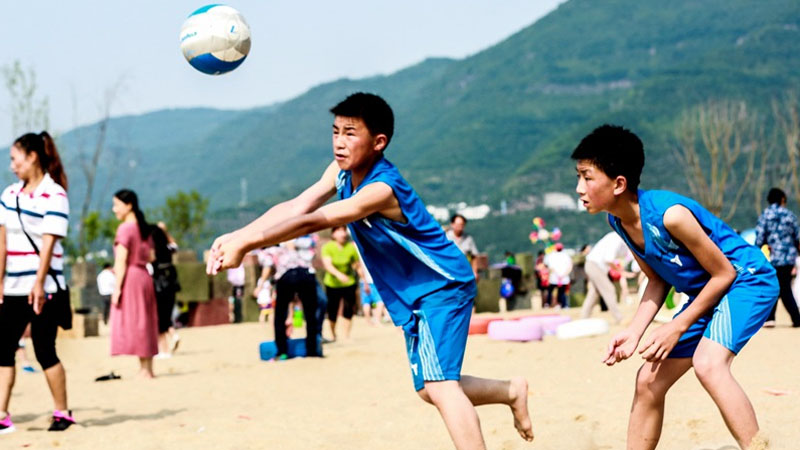 云師附小、盤石小學(xué)在沙灘中間進(jìn)行沙灘排球比賽